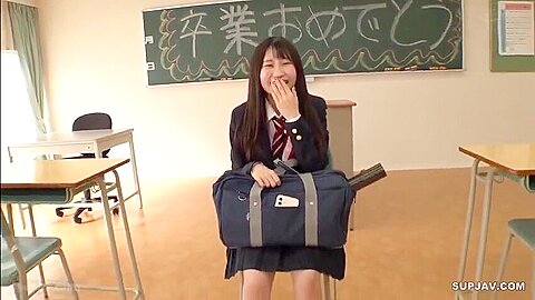 250325つい先程まで高校生やってた美女e1